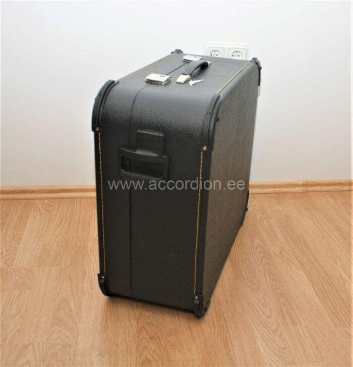 Akordionikast LUX 120 ratastega