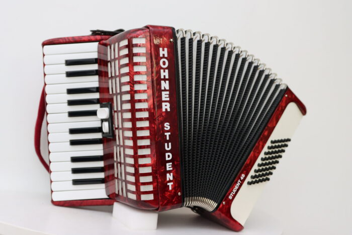 HOHNER Student 48 bassi (must ja punane)